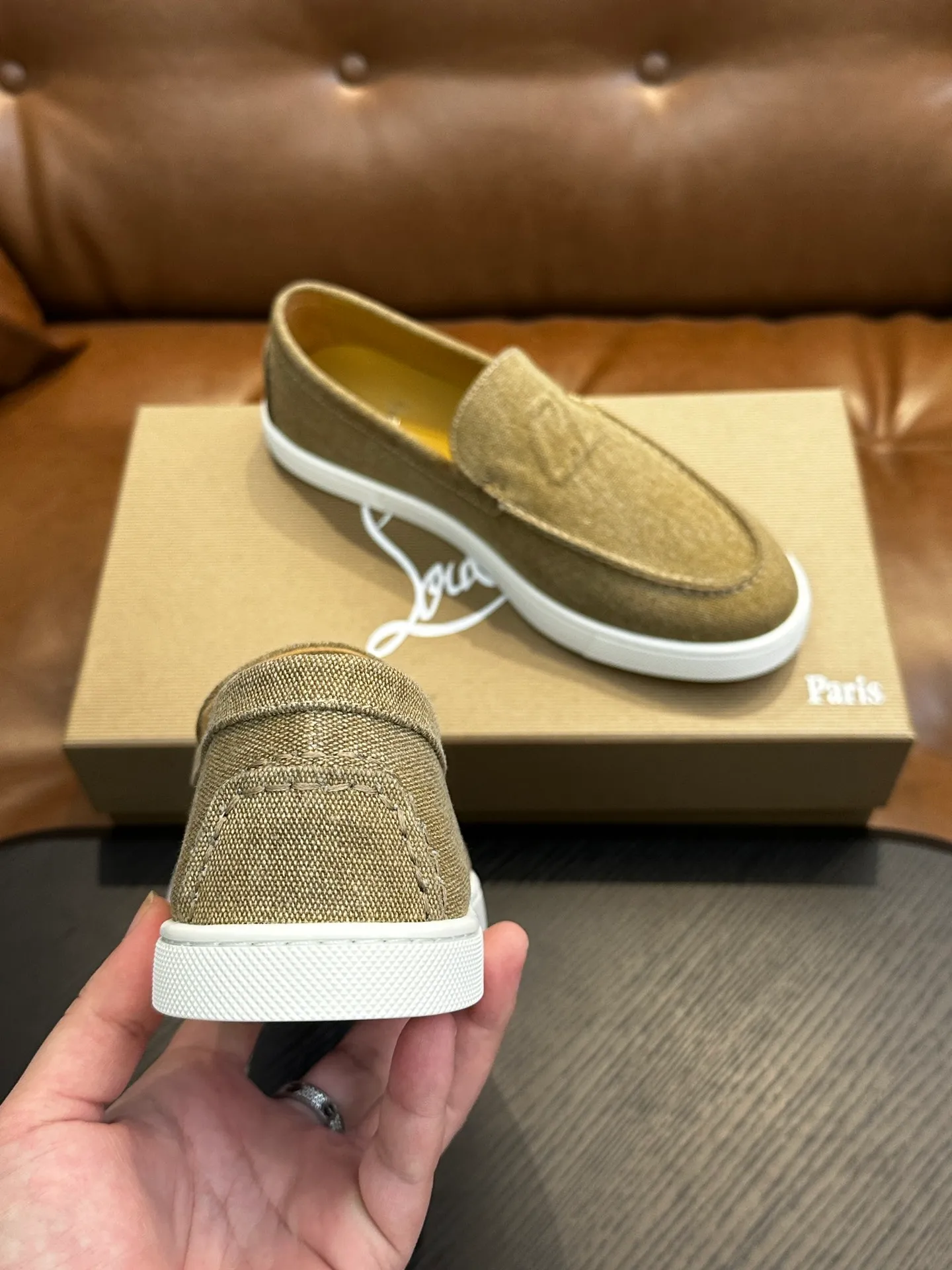 P760💰Christian Louboutin (red-soled shoes) Italian men’s casual sneakers are shipped! Each pair of shoes from this Italian handmade shoe brand has a simple and classic design, which is very comfortable and versatile! The upper fabric of this shoe is made of imported cowhide, with high-end and comfortable cowhide lining! The outsole is made of original rubber bottom sheets and is lined with cowhide! Brand-specific molded footbed, exclusive private mold control! Original box packaging, with shoe storage bag! 39 40 41 42 43 44 (38 45 46 customized)